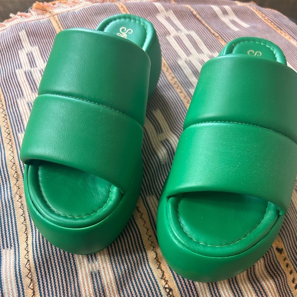 Seychelles 'Sorry About It' Sandal - Picture 2 of 8